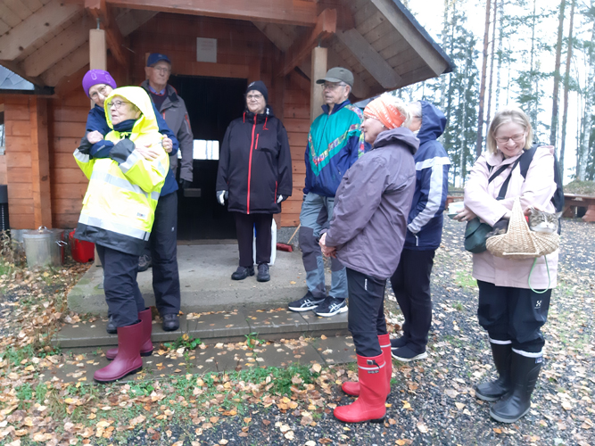 Juuka-seuran luonto- ja ympäristötoimikunnan järjestämällä syysretkellä oli rento tunnelma. Anneli Pitkäsen Kisumisun tyytyväinen kehräys omassa korissaan kertoi saman.