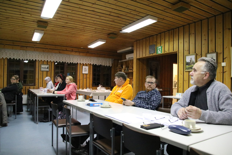Kalervo Konttinen (oik.) kannatti harkkorakenteista pyhäkköä ennemmin kuin kauempaa Suomesta purettuna tuotua puutsasounaa.