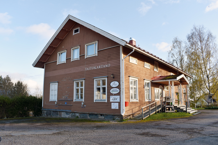 Juuan kunnan aikeet Taitokartanon myymiseksi ovat herättäneet paljon keskustelua. Juuan Yrittäjät kritisoi tapaa, jolla kunta eteni asiassa.