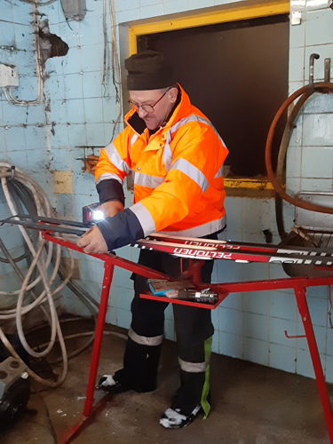 Ari Piiroinen vastaa talkoissa muun muassa suksihuollosta.