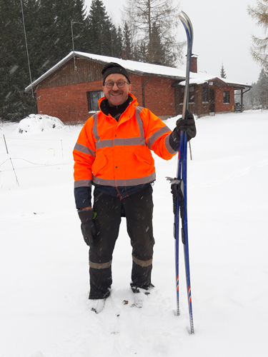 Jokaisen Ahmanhiihto-tapahtuman takana on paljon talkoolaisia, yksi heistä tuopanjokelainen Ari Piiroinen, joka hiihtää itsekin paljon.