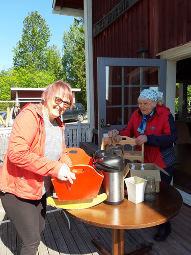 Iso urakka, mutta siitä selvittiin yhdessä. Irja Tanskanen ja Salme Tanskanen pyyhkivät tavaroita pölyttömiksi.