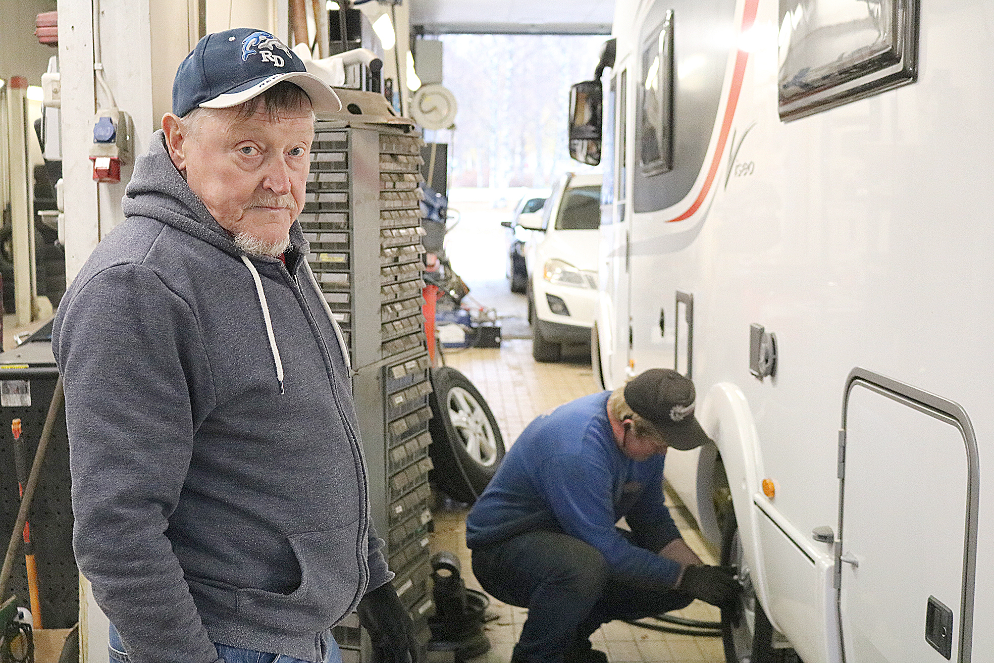 Keijo Nevalainen kävi vaihdattamassa maanantaina talvirenkaat matkailuautoonsa, jolla lähtee ensi viikolla kaamosta pakoon Espanjaan. Renkaita asentamassa Leevi Manninen.