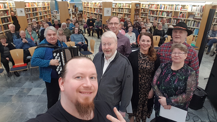 Ennen konsertin loppuhuipennuksena kuultua yhteislaulua Kulkuri ja joutsen kaikki esiintyjät, kuten myös yleisö, pääsivät samaan kuvaan. Kuva Viki Vuokkonen