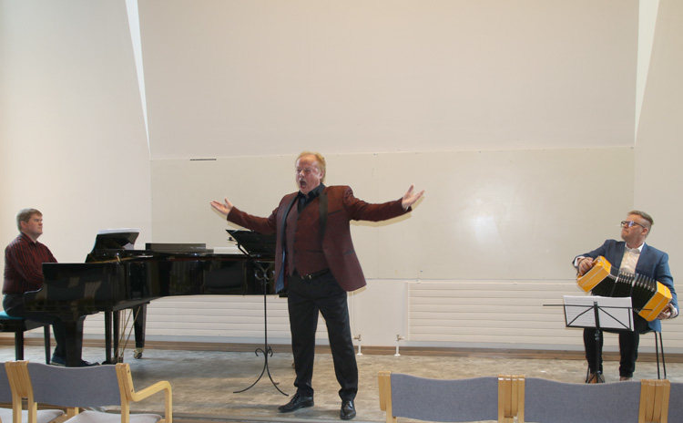 Tango del norte, pianisti Ville Westergård ja bandoneónisti Sami Pirttilahti säestivät tenori Harri Kaitilaa tämän taidokkaissa ja paikoin hyvinkin teatraalisissa tulkinnoissa argentiinalaisista ja suomalaisista tangoista.