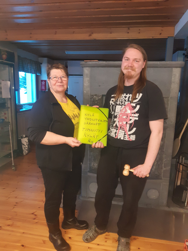 Katri Kallinen luovutti levollisin mielin kyläpäällikön tehtävät Eemeli Häkkiselle.