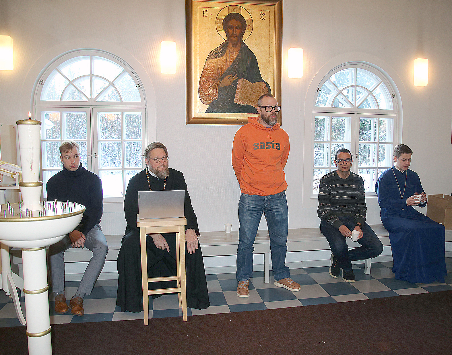 Juuan tsasounan kuntotutkimuksen tehnyt rakennusinsinööri Jere Korhonen kertoi tuloksista paikan päällä viime sunnuntaina. Keskustelua johti kirkkoherra Tuomas Järvelin (toinen vas.).