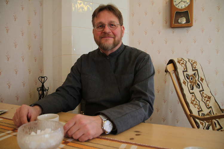 Taipaleen ortodoksisen seurakunnan uutena kirkkoherrana tänään aloittava isä Tuomas Järvelin Viinijärven pappilassa, joka on nykyisin vain virkakäytössä. Edellisen kerran se on ollut kirkkoherran virka-asuntona Erkki Piiroisen aikaan 1960-luvulla.