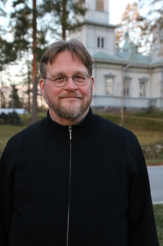 Isä Tuomas Järvelinin mukaan Juuan tsasounasta tehdään selvitys tulevana vuonna. Vuonna 1956 valmistuneessa Pyhän profeetta Elian tsasounassa on jo vuosia ollut sisäilmaongelmia. Kuvassa taustalla kuitenkin Viinijärven vuonna 1903 valmistunut kirkko.