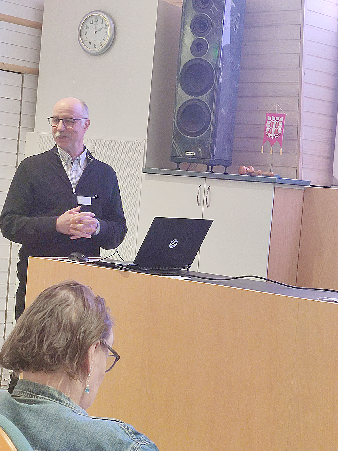 Kirjaprojektin vetäjä Hannu Nurmi esitteli tulevan sukukirjan sisältöä.