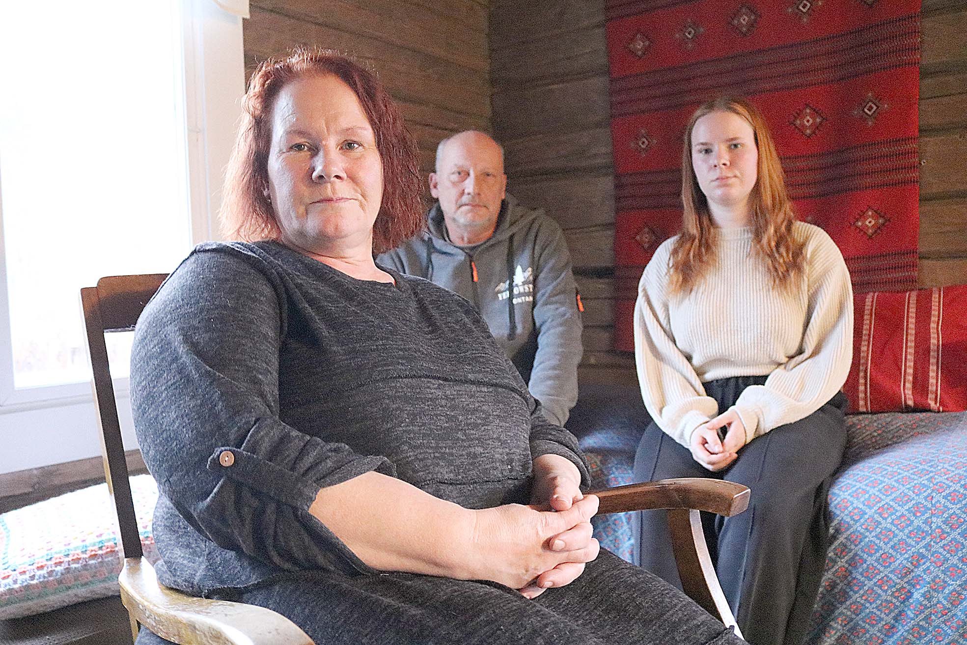 Tuula Nuutinen sanoo tekevänsä kotipalvelutyötä sydämellä. Tärkeää tukea hän saa työntekijöiltään, joihin kuuluvat myös puoliso Olli Nuutinen ja tytär Laura Tanskanen.