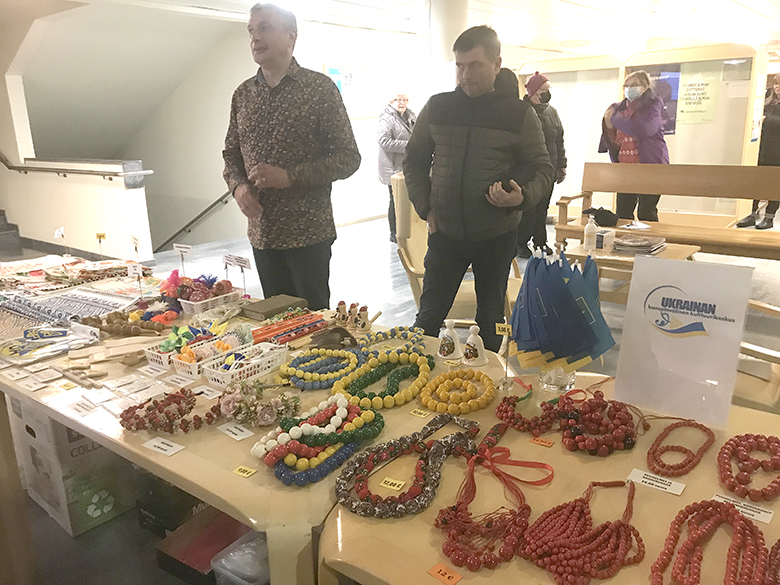 Konsertin jälkeen oli myytävänä perinteisiä ukrainalaisia käsitöitä ja koruja. (Andriy Korban vas.)