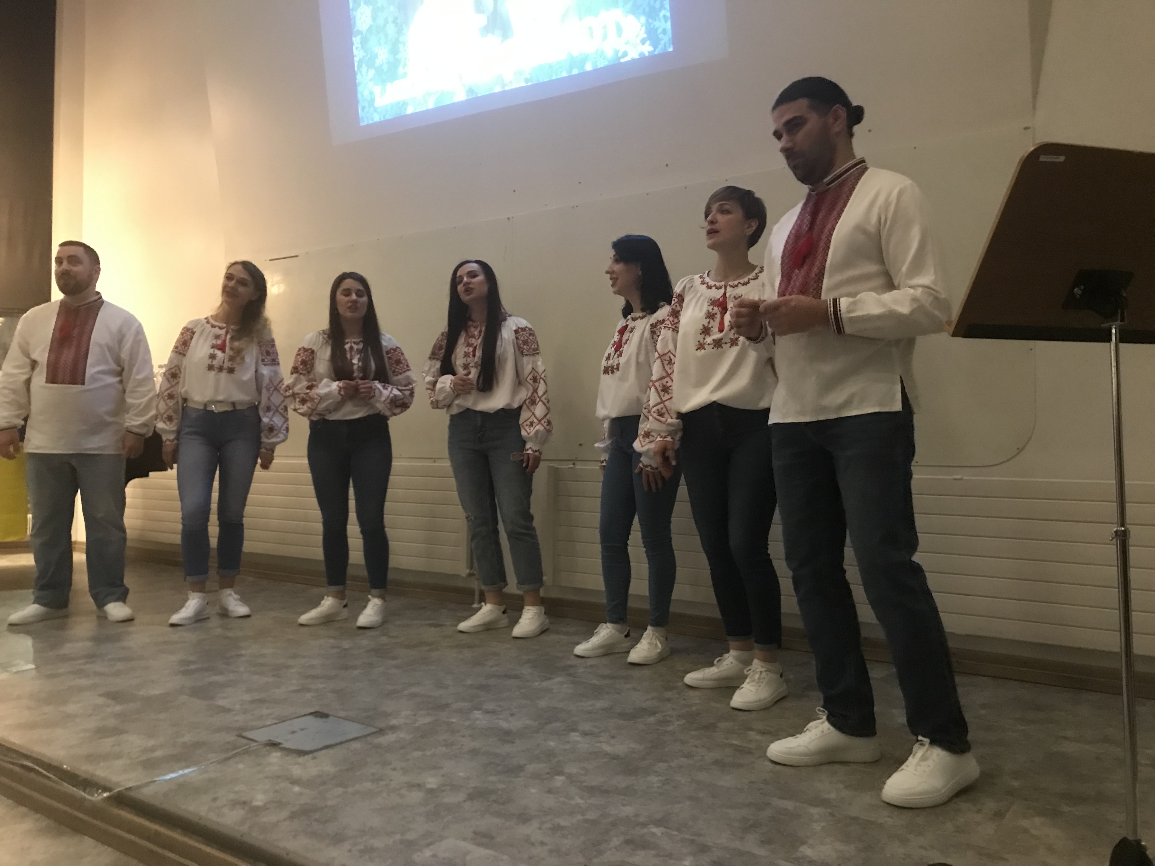 Ukrainalainen lauluyhtye Simnot konsertoi Juuan valtuustosalissa viime torstaina. Taiteellinen johtaja Ievgen Valovenko (oik.).