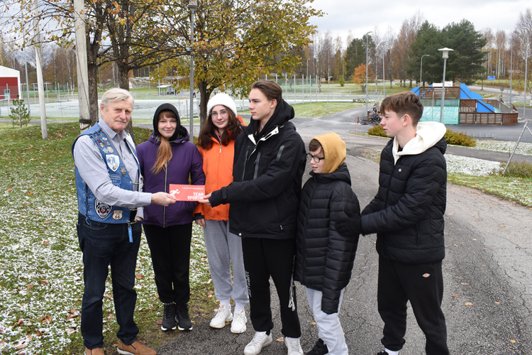 Leo Ryynänen luovutti Blue Knights Finlandin lahjoituksen Kateryna Dihtenkolle, Kateryna Nosalille, Egor Nosalille, Denis Potrebichille ja Aleksandr Potrebichille.