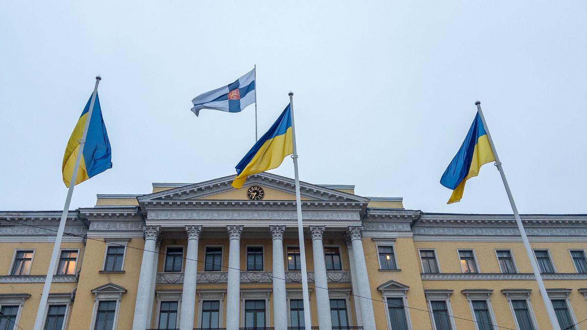 Suomessa liputetaan tänään monin paikoin Ukrainan sodan vuosipäivän kunniaksi. Kuva: Valtioneuvosto.