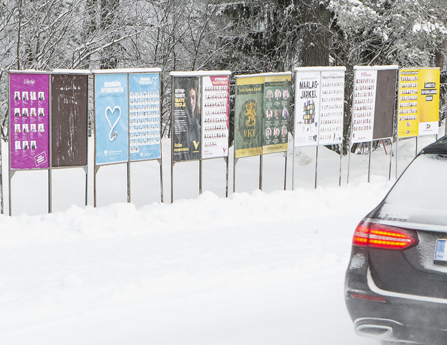 Aluevaalien vaalimainokset ilmestyivät torin vierustan katukuvaan viime viikon keskiviikkona. Aluevaltuutetut päättävät, miten lähipalvelut järjestetään ensi vuoden alusta lähtien.