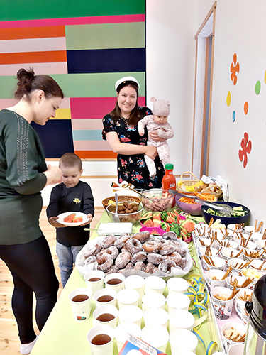 Herkulliset pöydän antimet maistuivat hyvin Julia ja Maksim Savehenkolle sekä Darja Flognylle. Lili Flogny söi mukana olleita omia lastenruokiaan.