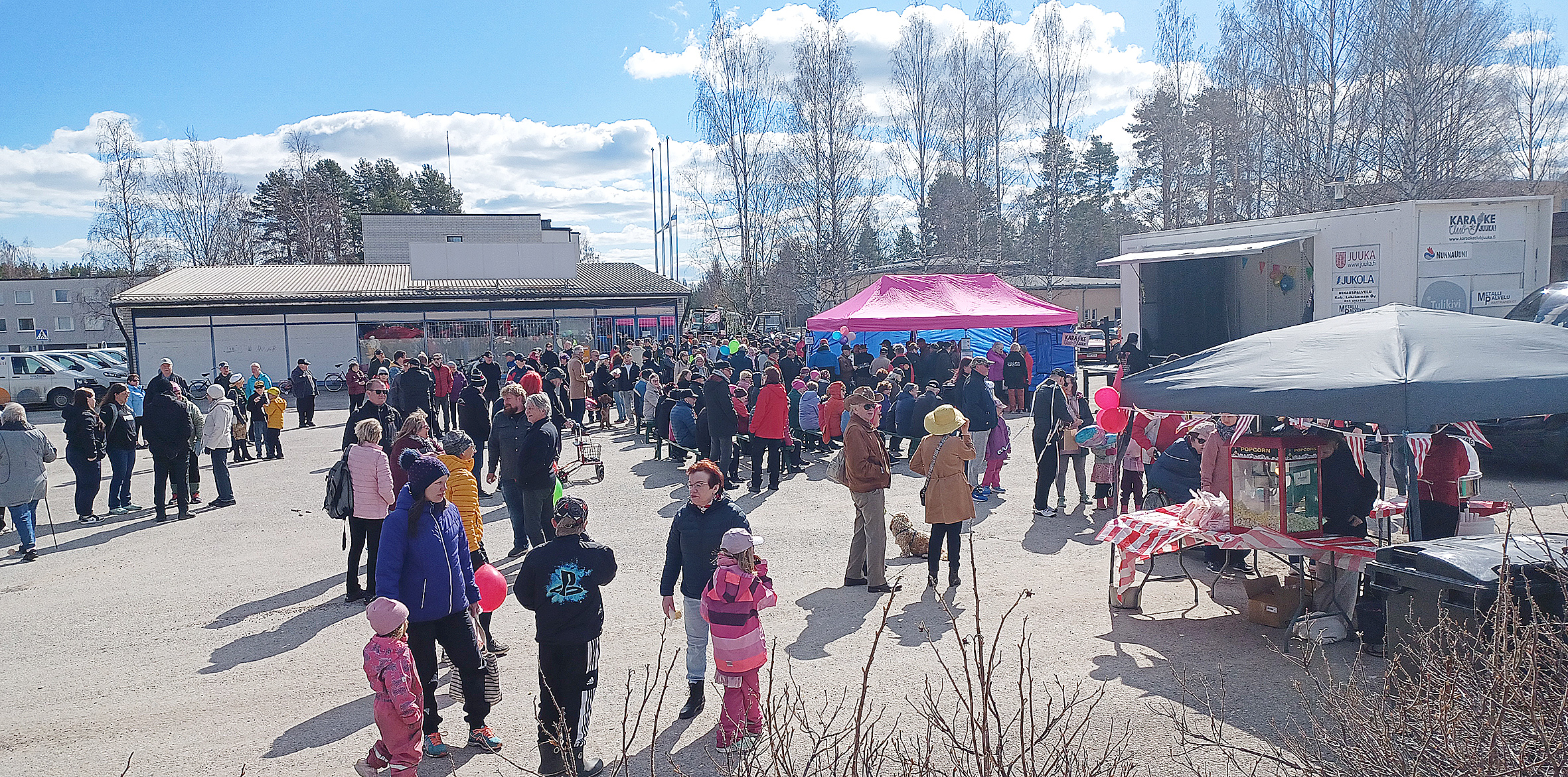 Torille ja sen lähialueille kerääntyi paljon väkeä. Herkut maistuivat ja laulu soi.

