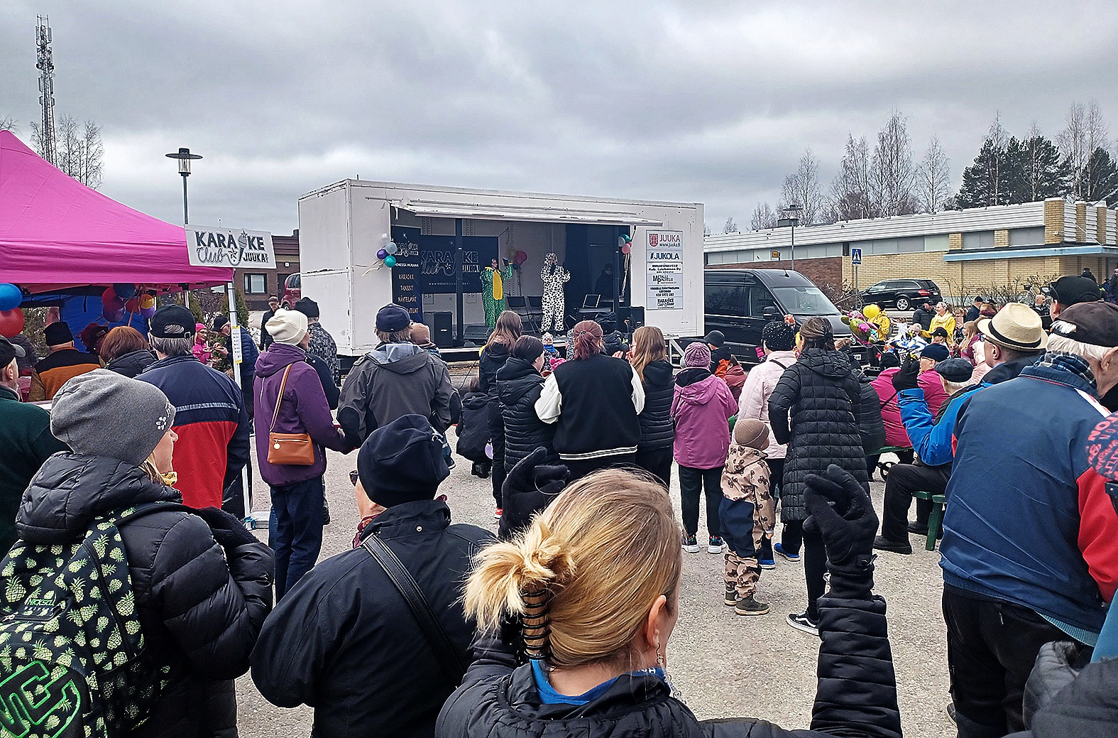Karaoke Clubin eläinasuiset Silja Möttönen ja Erja Tuononen (taustalla) esittivät vappupäivänä lastenlauluja runsaslukuiselle toriyleisölle.