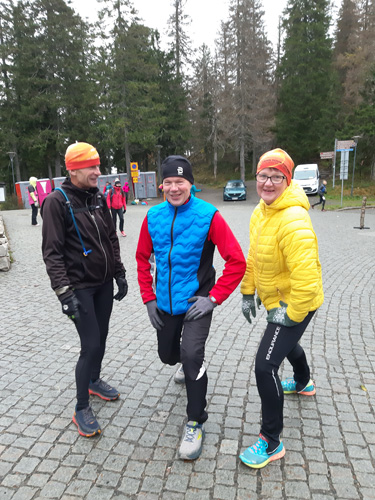 Sateisesta syyssäästä huolimatta kolilainen Pentti Eronen (vas.) lähti kiertämään 21 kilometrin lenkkiä hyvillä mielin. Ahmovaaralaisia Eino ja Tarja Hyttistä mukaan vetää porukkahenki.