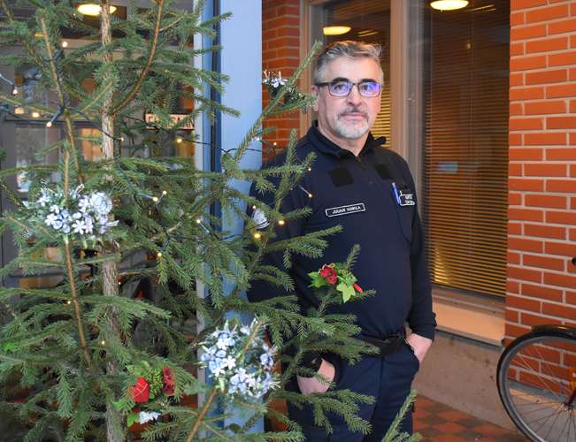 Kymmenkunta joulua töiden parissa viettänyt Hannu Lintunen kertoo joulun olevan vankilassa hiljaista aikaa. Tuolloin työtoiminta on tauolla, osa vangeista on päässyt kotiin lomille ja kukin rauhoittuu juhlan viettoon omalla tahollaan.