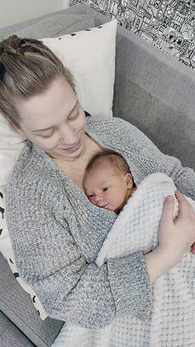 Tuore äiti Katariina Ahonen rinnallaan vastasyntynyt tytär.
