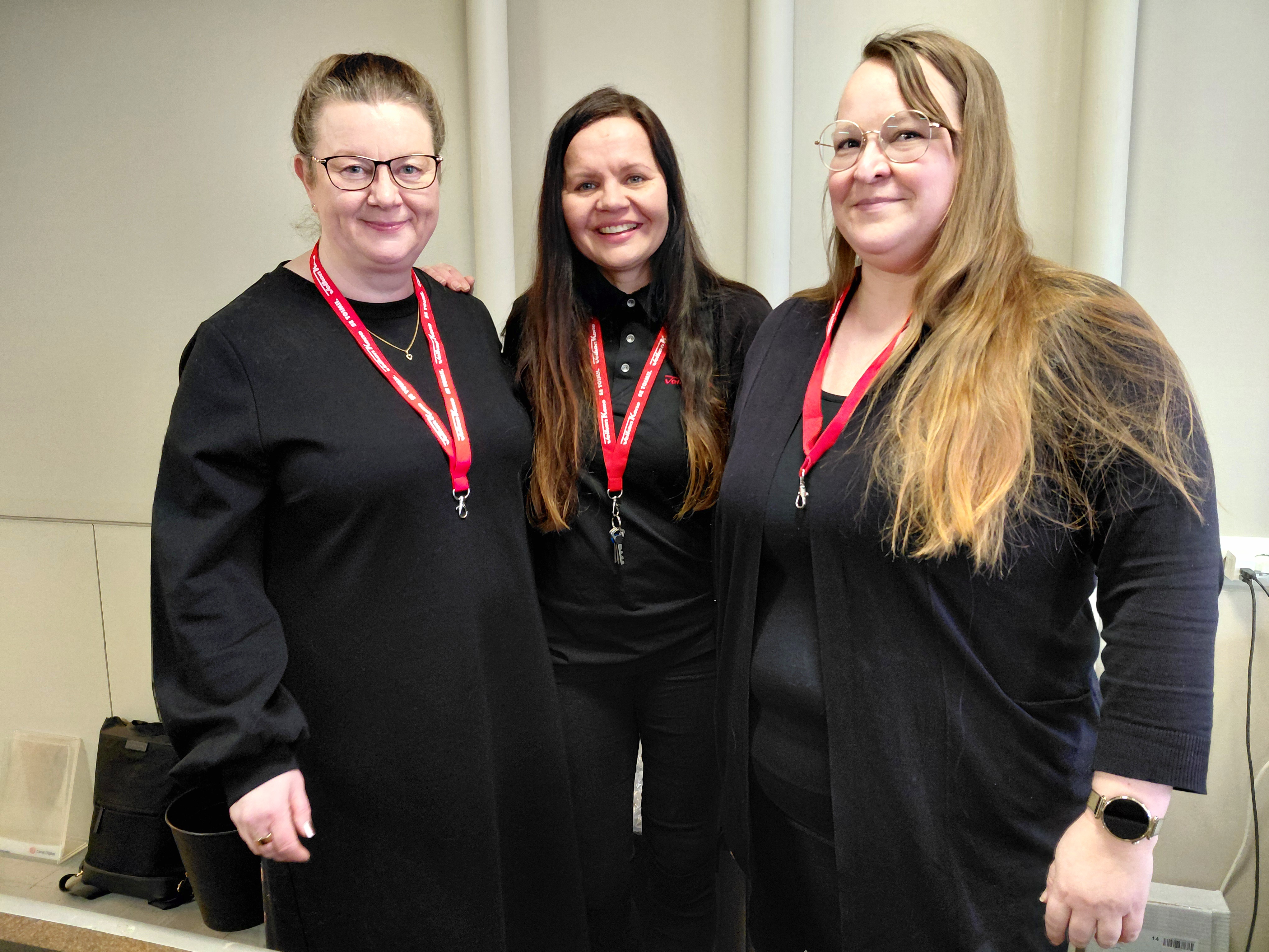 Virpi Nevalainen (vas.) saatteli kodinkoneliikkeen mielellään Suvi Lehikoisen omistukseen. Kauppiasosuuskunta Veikon Koneen asiakkuuksista vastaava Heini Tuppurainen oli avajaisviikkoon hyvin tyytyväinen. 