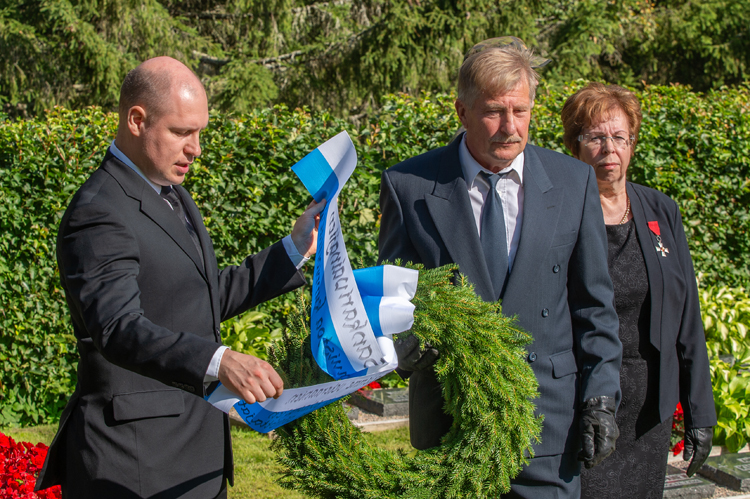 Seppeleet laskettiin tsasounalla Karjalaan jääneiden ja sankarihautausmaalla sotien 1939–1945 muistomerkille. Juuan kunnanjohtaja Henri Tanskanen (vas.), Hannu Päivinen Sotien 1939–45 Juuan perinneyhdistys ry:stä ja Pirjo Tolvanen Pohjois-Karjalan Sotaorvot ry:stä laskemassa seppelettä.