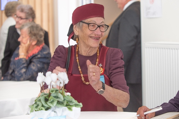 Kaarina Wickström oli pukenut päälleen karjalaisen perinneasun, sarafanin. Päähineenä hänellä oli sorokka.