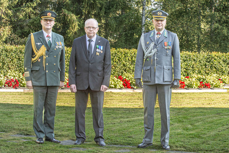 Sotien 1939–1945 Pohjois-Karjalan perinneyhdistyksen Joensuun kerhon edustajana mukana oli juukalaissyntyinen Pauli Lehikoinen (kesk.) vierellään Pohjois-Karjalan rajavartioston komentaja eversti Marko Turunen (vas.) sekä Kainuun prikaatin apulaiskomentaja eversti Ari Lehmuslehti.
