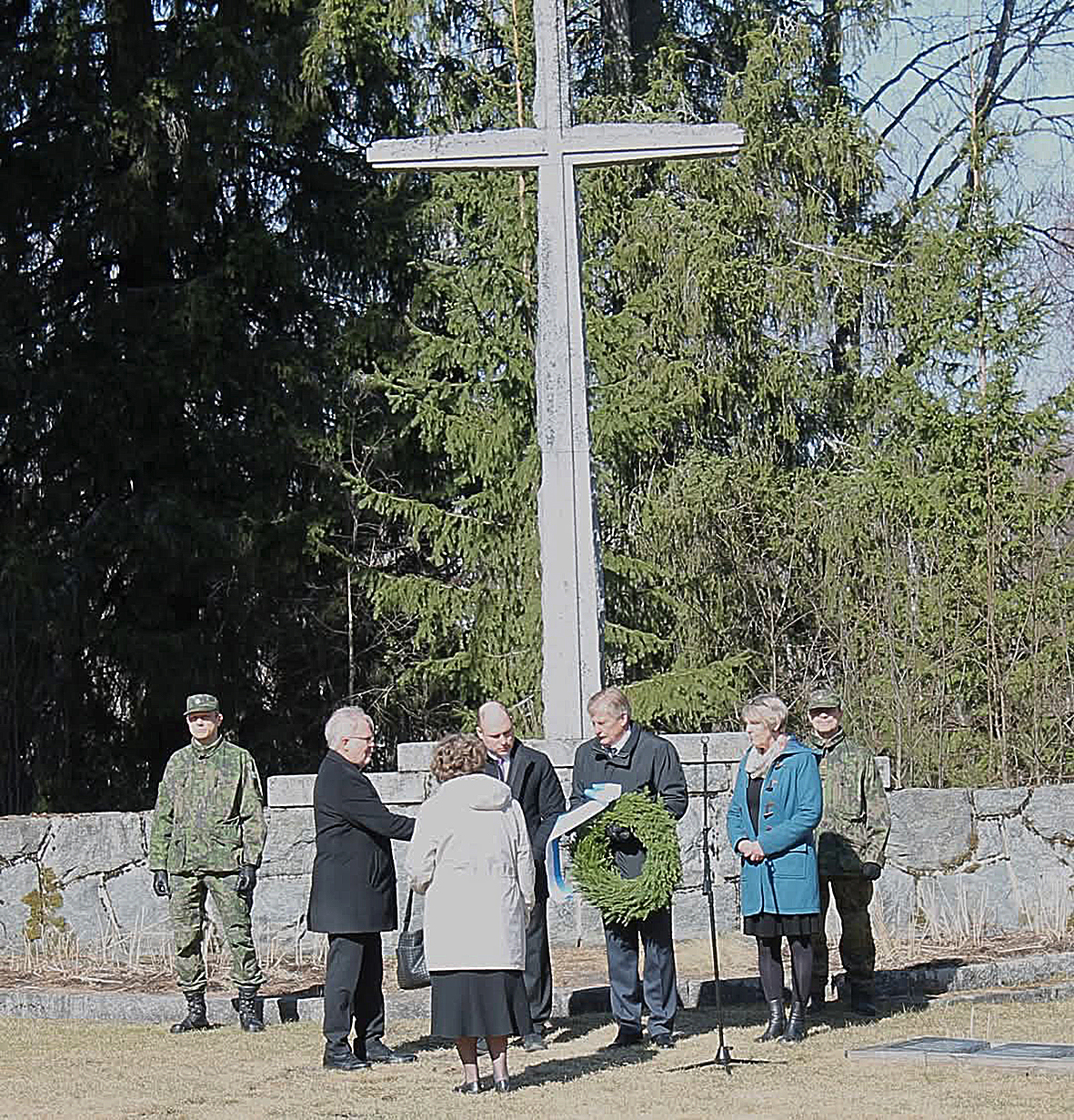 Juuassa seppeleen Kansallisena veteraanipäivänä laskivat kunnanjohtaja Henri Tanskanen (kesk.), perinnetoimikunnan puheenjohtaja Hannu Päivinen sekä Juuan Elli Sari Porokka. Lisäksi kuultiin kunnanjohtajan ja kirkkoherra Mikko Huhtalan (vas.) puhe. Paikalla oli perinteiseen tapaan reserviläisten kunniavartio.
