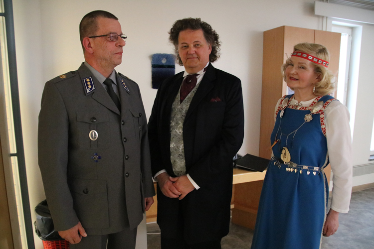 Reservin kapteeni evp. Kimmo Koivunen siteerasi Marskin päiväkäskyä, Jouni Somero soitti Finlandian ja säesti Eilamaria Leskistä.