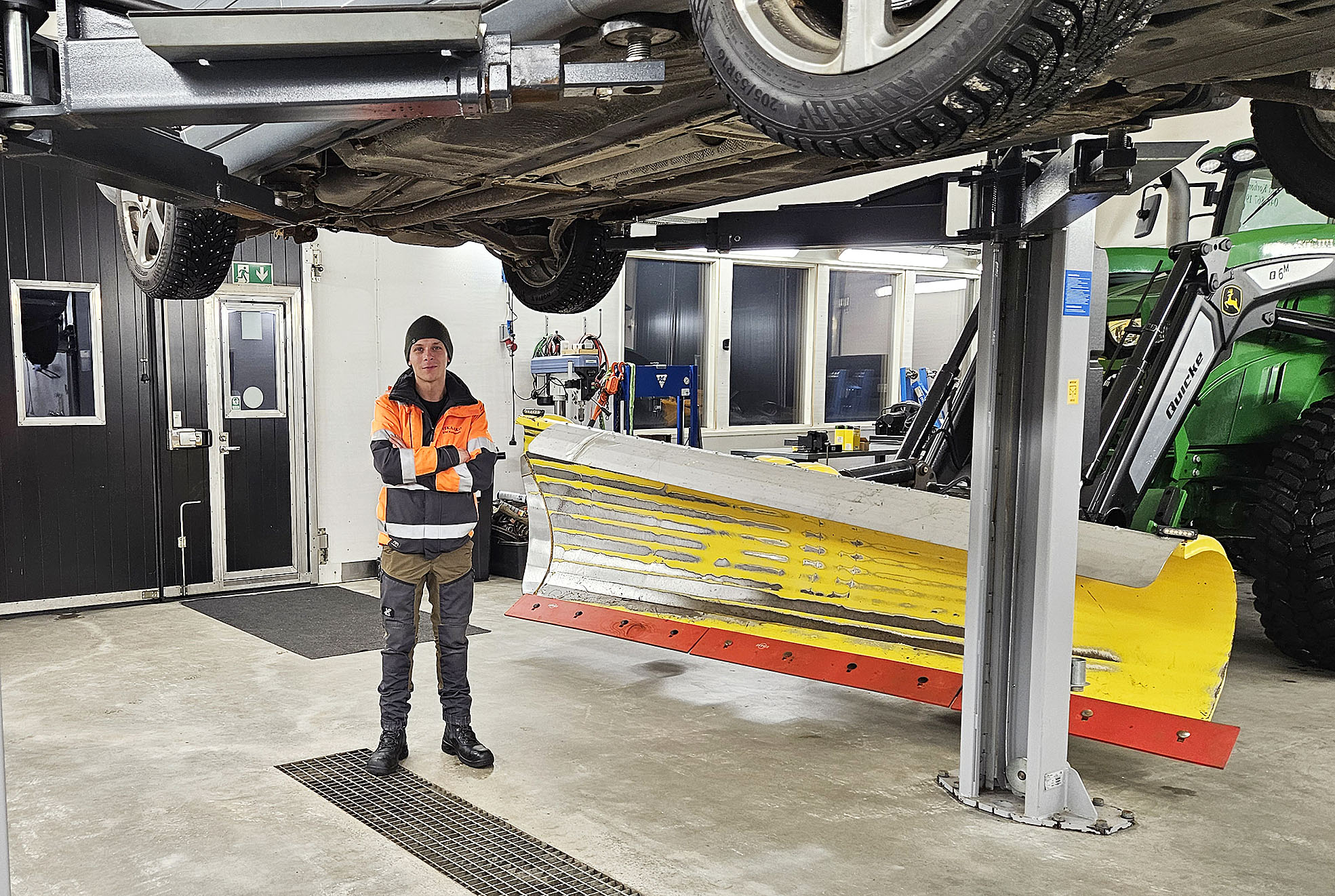 Viki Korhonen myhäilee töidensä äärellä, työt mahtuu tekemään. Oma kalusto on myös tarkastettavana ennen talven koitoksia.
