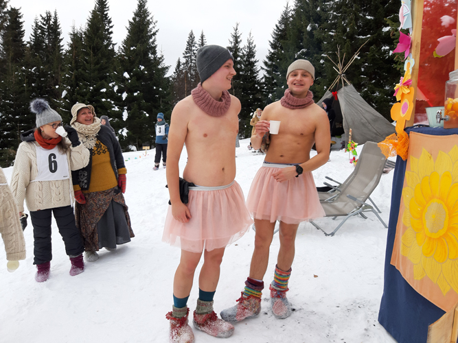 Joona Räty ja Ville Issakainen pukeutuivat hauskoihin kesäisiin asuihin.