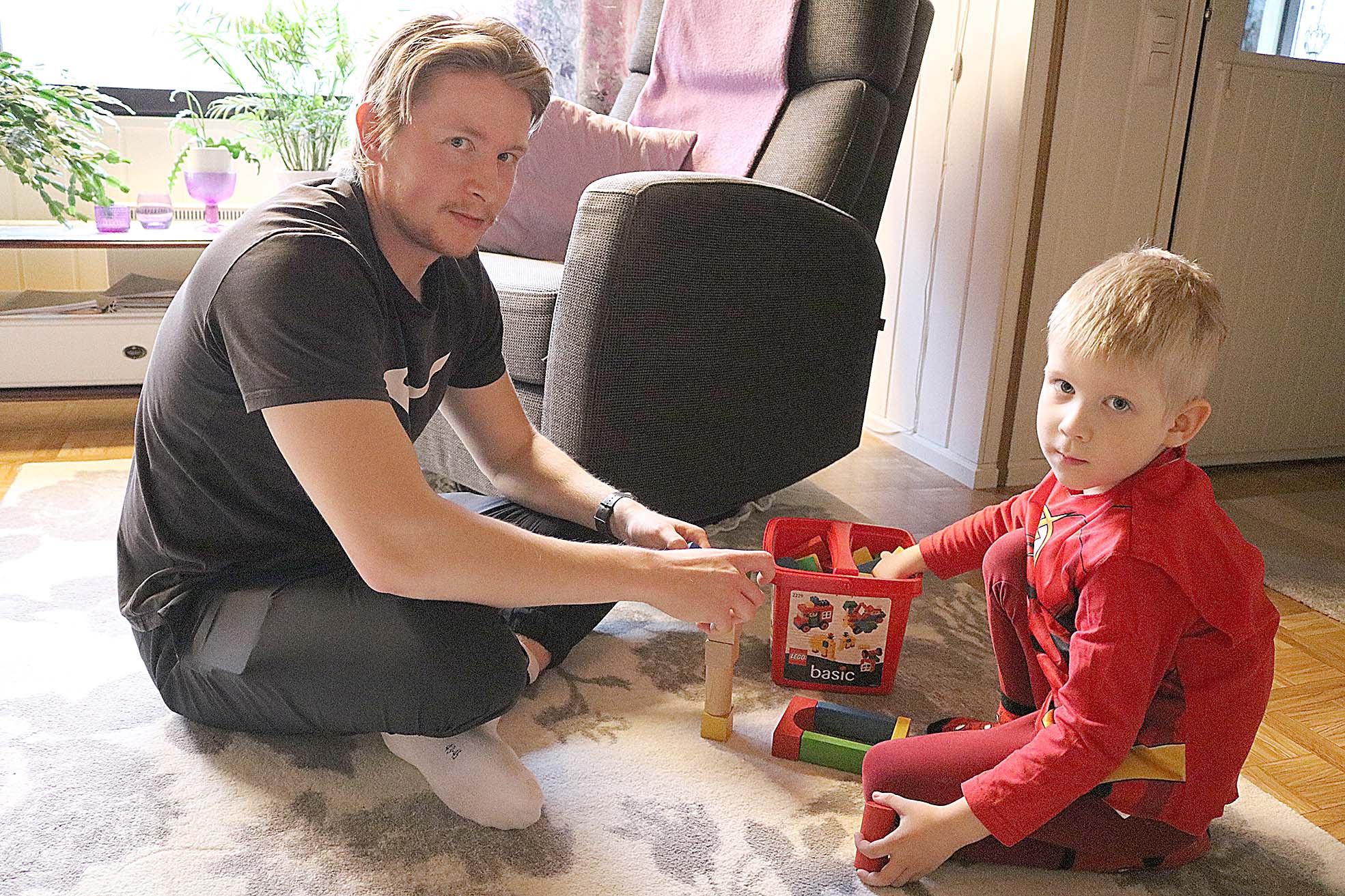 Ville Miettinen sanoo, että lapsen hyvinvointi on tärkein asia. Mutta kyllä 5-vuotias Väinö ymmärtää, että isin pitää välillä heittää keihästä.
