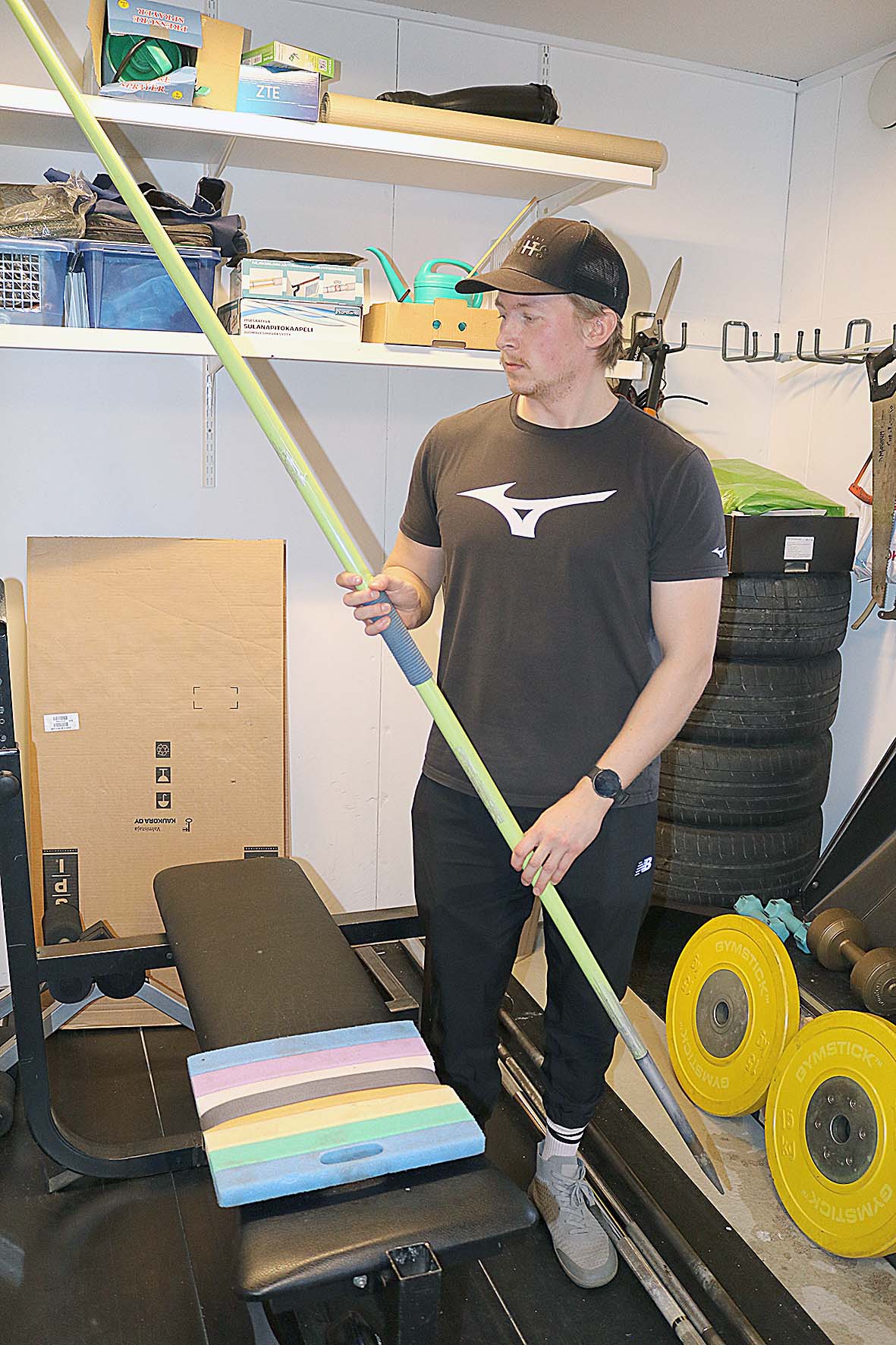 Keihäänheittokuvioihin palanneella Ville Miettisellä on mahdollisuus treenata myös Juuassa ukin ja mummin autotallissa, jossa on minikokoinen treenisali.