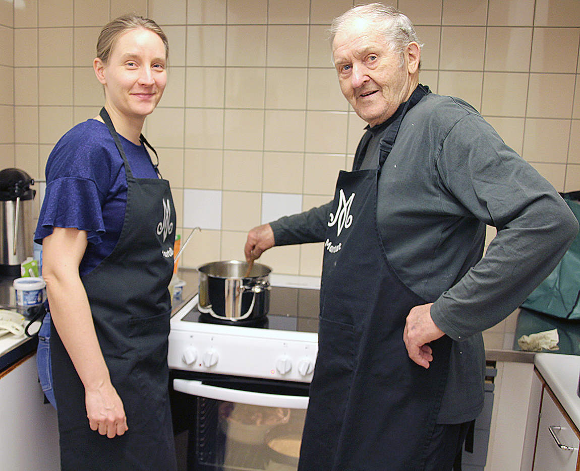 Kurssin vetäjä Loviisa Salin seurasi, kun Kyösti Nykänen teki keltajuuririsottoa, jossa riisin sijasta käytettiin kotimaista ruokakauraa.