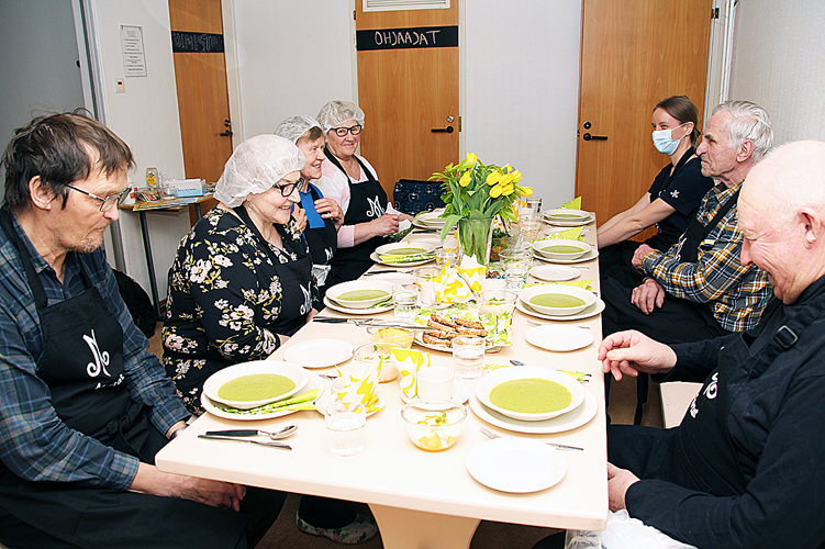 Jännityksellä odotettiin mitä tuleman pitää, kun pöytään asetuttiin kokkailujen jälkeen. Kaikki ruokalajit keräsivät kehuja, myös alkukeittona nautittu minttuhernesosekeitto kauraleipästen ja kikhernetahnan kera. 