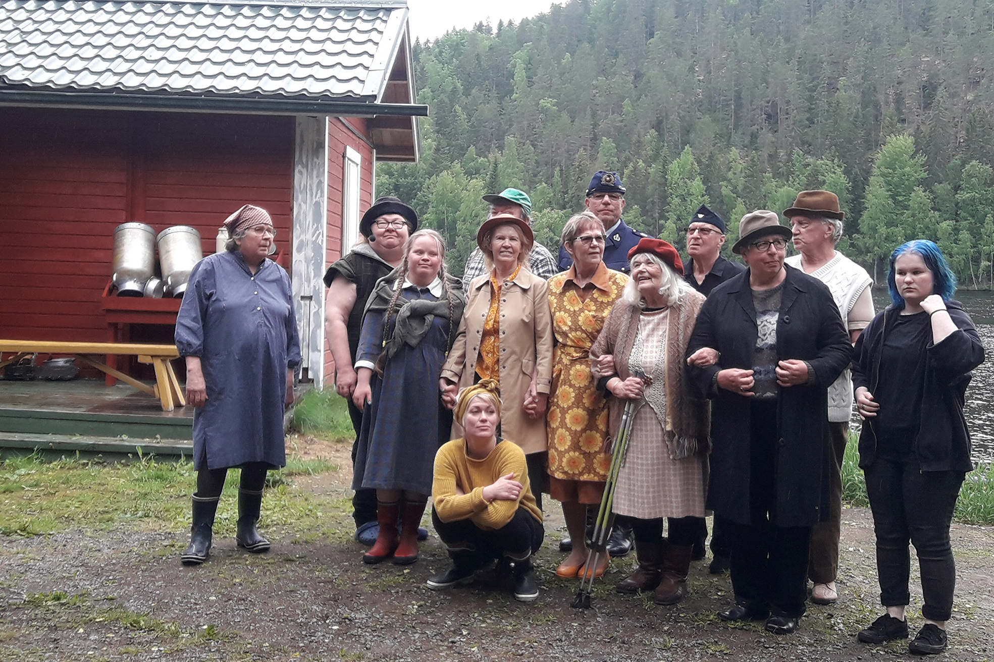 Kätkäläisen näyttelijät rooliasuissaan pukuharjoituksissa.
Eturivissä: Selma Heikkinen (vas.), Tuula Soinen, Irma Ahonen, Eila Kolehmainen ja Eija Meriläinen
Takarivissä: Lea Nykänen, Ritva Väyrynen, Kari Korhonen, Kimmo Koivunen, Raimo Ahonen ja Teuvo Puhakka. Kuvasta puuttuu Marja-Leena Määttälä ja Tero Paasu. Aänten ajajat Sanni Ruottinen ja Iiris Määttälä.
