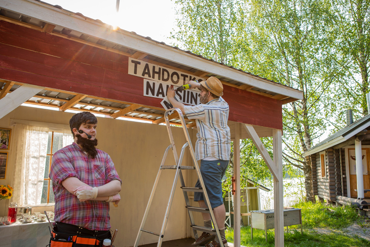 Edellisen kerran Vuokonjärvellä näyteltiin kesällä 2019. Näytelmän nimi oli Tahdotko naimisiin? Mukana tuolloin olivat muun muassa Jasu Kähkönen (vas.) ja Jussi Huttunen. Kuva VS-arkisto