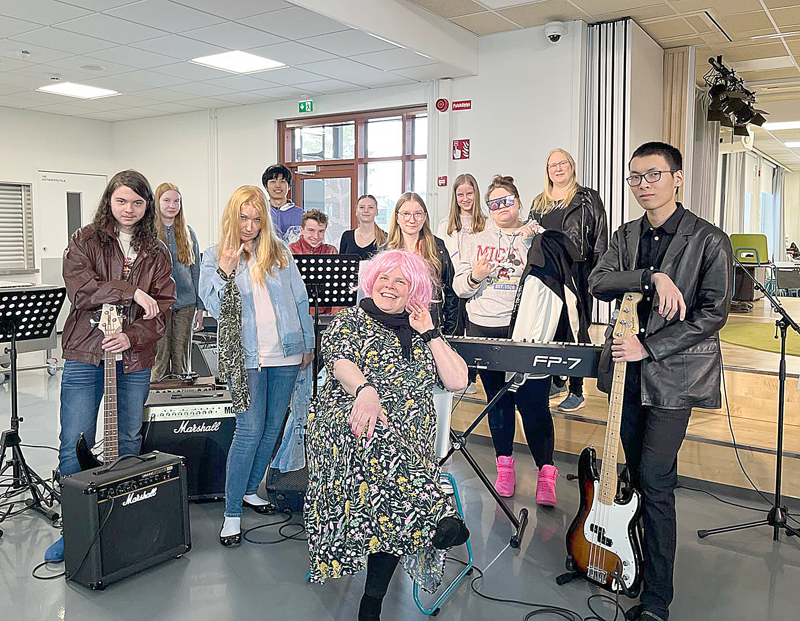 Lukiolaisten nostalgiamusikaalin tekijät Adel Snoun (vas.), Hanna Kuiri, Kanerva Vaakanainen sekä takana Jim Zhen, Henri Hyykky, Viivi Tanskanen, Jade Korhonen, Hilla Ryynänen, Saaga Veikanmaa, Lotta Pettinen-Diaby, Jason Min sekä edessä Jetta Pääskyvuori. Kuva Veera Malinen