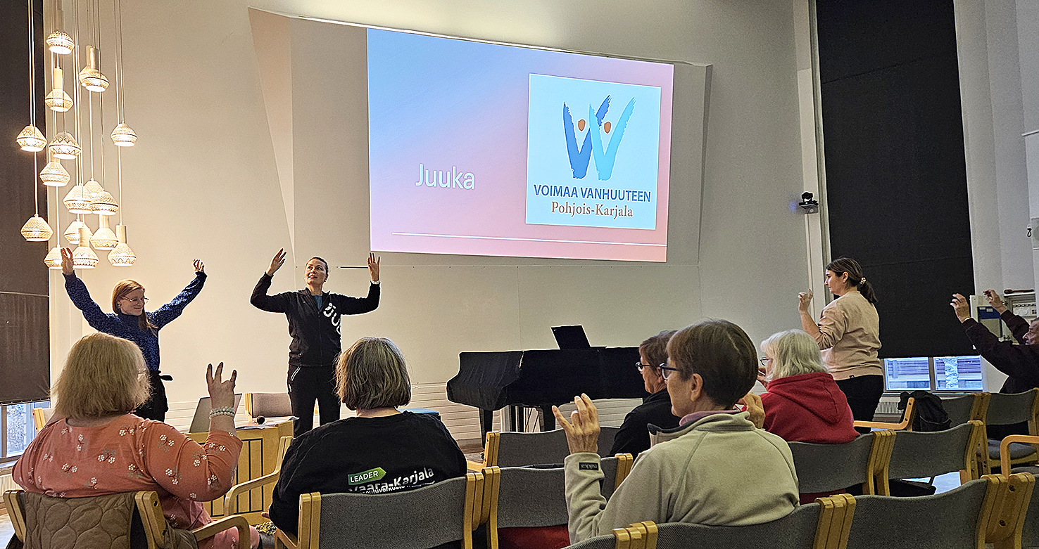 Riitta Karppinen piti myös pienen liikuntatuokion, jolla vetristettiin niin lihaksia kuin aivojakin. 