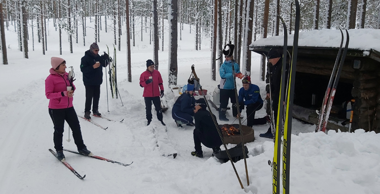 Kangasvalkeisen huoltopisteellä kävi hiihtäjiä tasaisena virtana.