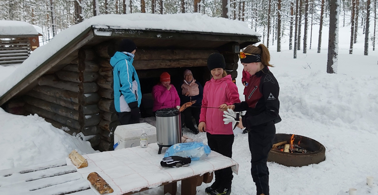 Hilla Ryynänen ja Jade Korhonen puolivälin tauolla.