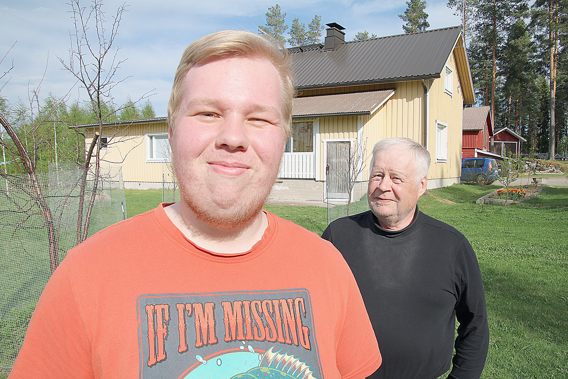 Aleksi Haukka on tämän kevään ylioppilaita Juuassa. Isä Aimo Haukka iloitsee paitsi tulevasta perhejuhlasta, myös siitä, että Aleksi on niin innostunut metsä- ja pihatöistä kotitilalla.