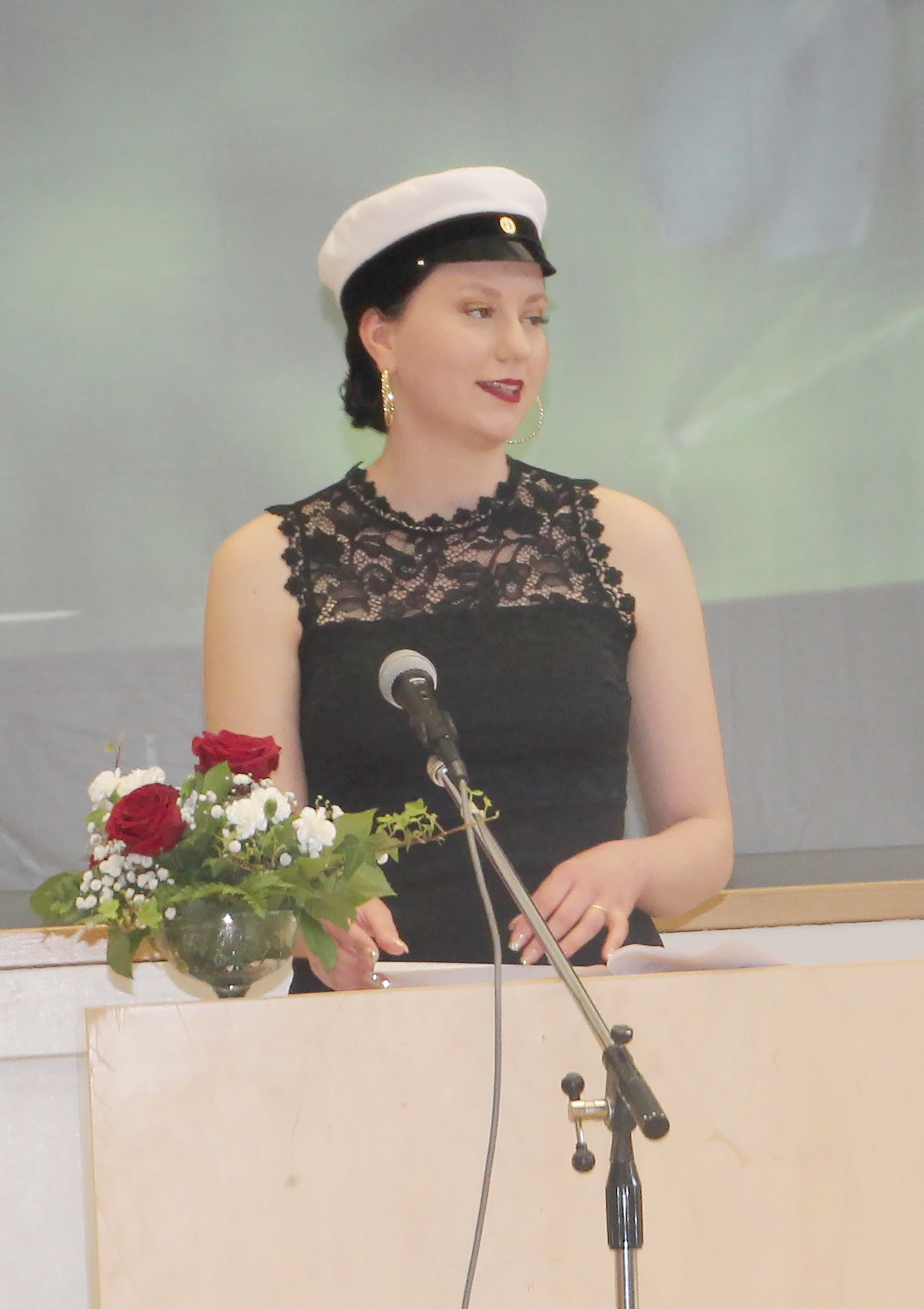 Ylioppilaan puheen piti Eveliina Kallinen.