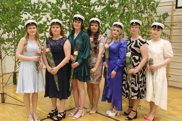 Uudet ylioppilaat Siiri Hartikainen (vas.), Viivi Miettinen, Emma Inkinen, Sofia Veikanmaa, Elina Kettunen, Saana-Maria Tuononen ja Silja Pitkänen.