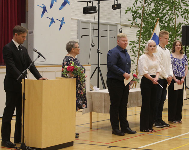 Vs. rehtori Matti Halonen ja lehtori Eija Gröhn-Syysjoki jakoivat stipendit 1. ja 2. vuosikurssin palkituille opiskelijoille.