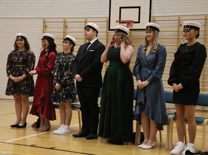 Uudet ylioppilaat Heidi Aholainen (vas.), Lotta Nevalainen, Iitu Oksman, Saku Pitkänen, Maria Toivanen, Sanni Toivanen sekä Janette Turunen lakitettiin Juuan liikunta-kulttuuritalolla viime viikon tiistaina lukion itsenäisyys- ja ylioppilasjuhlassa.