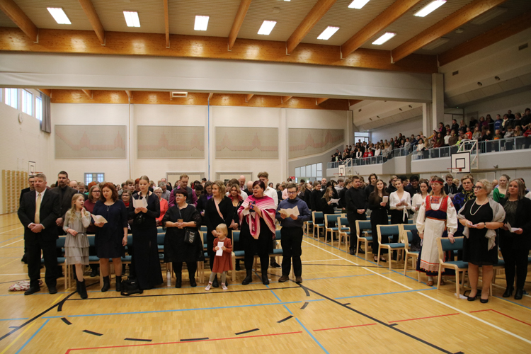 Uuden liikuntasalin lehtereillekin riitti yleisöä viime viikolla järjestetyssä koulukeskuksen yhteisessä itsenäisyysjuhlassa, jossa lakitettiin syksyn ylioppilaat.